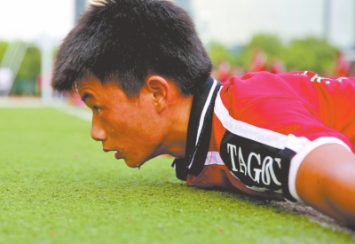 　南京天氣炎熱，地表溫度有時(shí)達(dá)到40℃以上，烈日下孩子們的衣服濕了又干、干了又濕。