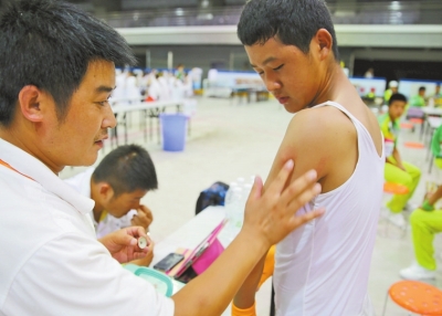 　南京天氣炎熱，地表溫度有時(shí)達(dá)到40℃以上，烈日下孩子們的衣服濕了又干、干了又濕。