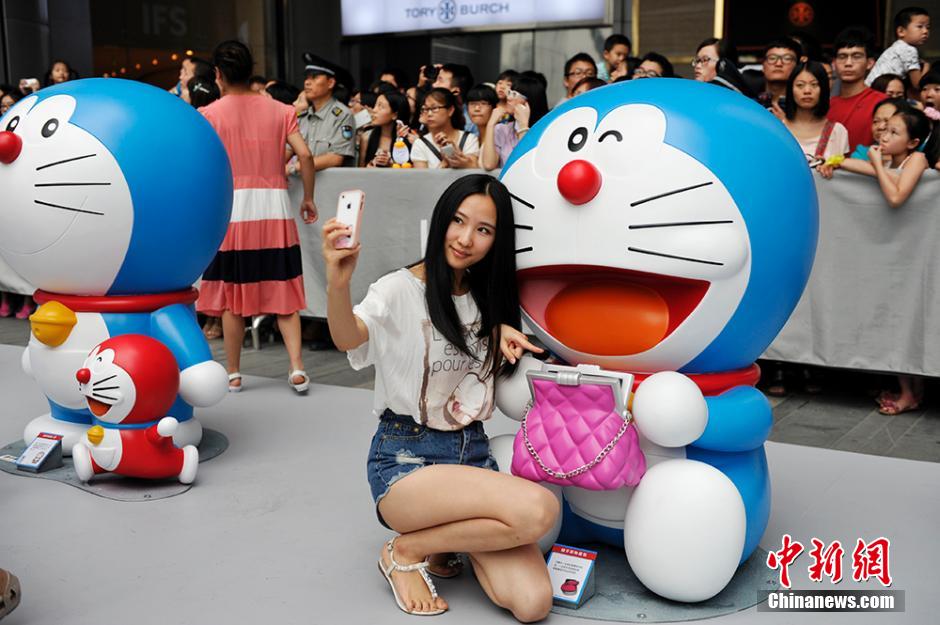 圖為成都民眾與哆啦A夢合影留念。