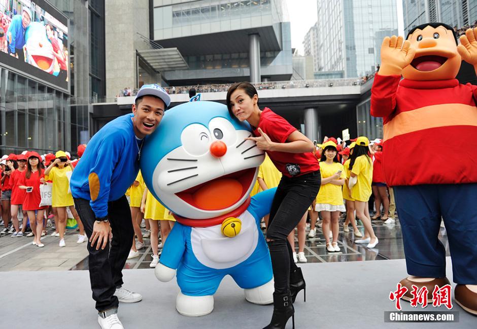 圖為何韻詩、周柏豪與哆啦A夢合影。