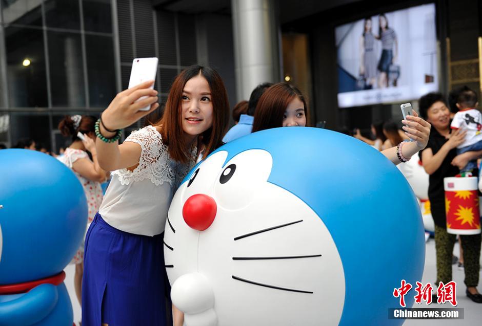 圖為成都民眾與哆啦A夢合影留念。