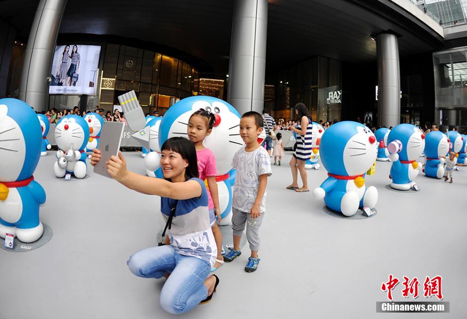圖為成都民眾與哆啦A夢合影留念。