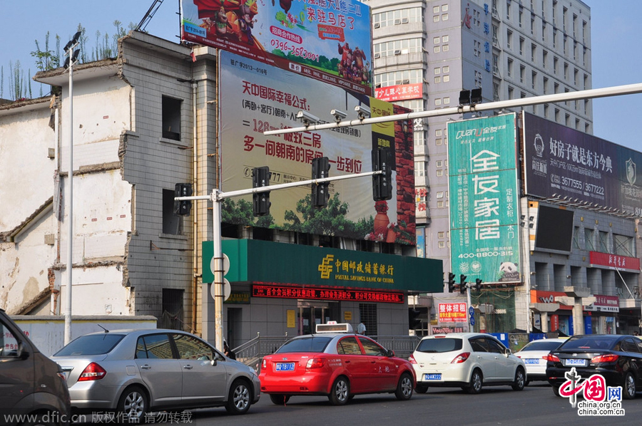 茶余飯后,人們談論最多的就是這座堅挺的小樓。