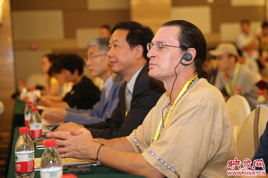 身著特色服飾的外國(guó)嘉賓。