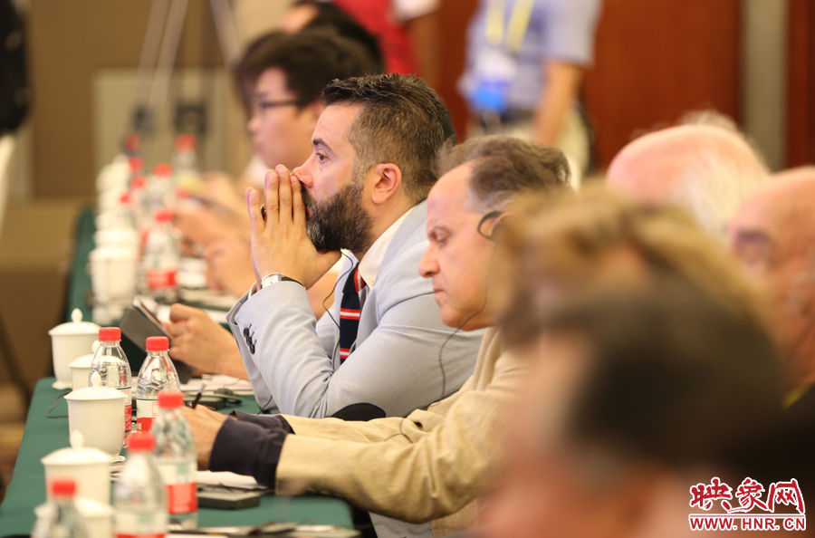 認(rèn)真聽(tīng)講的外國(guó)嘉賓。