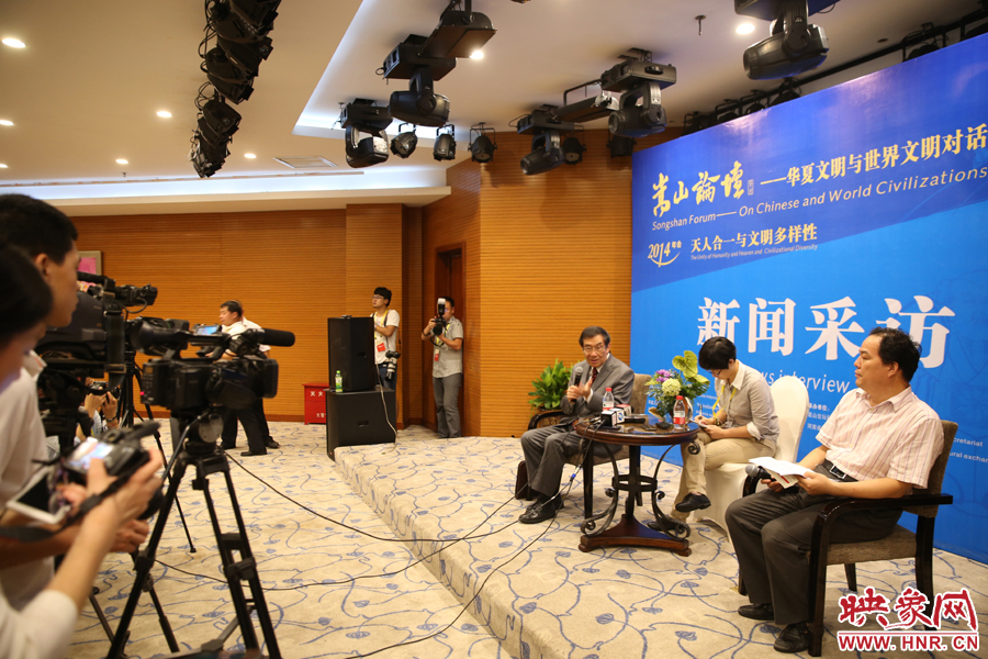 嵩山論壇新聞采訪(fǎng)現(xiàn)場(chǎng)。