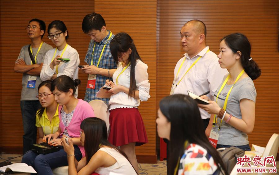  媒體記者集中采訪(fǎng)專(zhuān)家學(xué)者。