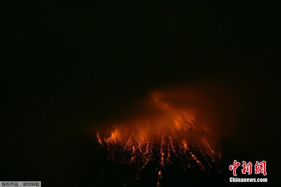 當?shù)貢r間8月24日，厄瓜多爾通古拉瓦火山噴發(fā)，熔巖噴出宛如末世。