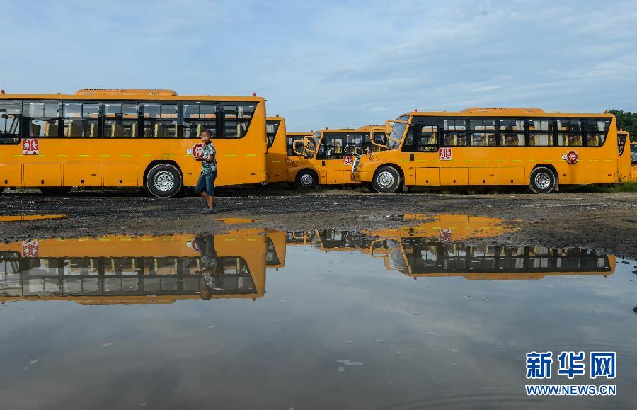8月29日，溫嶺市城西街道芷勝莊村一名小男孩從閑置的校車邊走過。