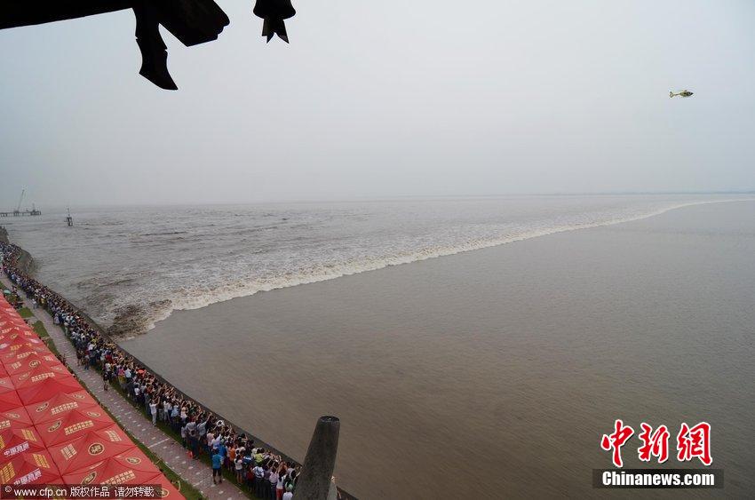 數(shù)萬(wàn)人浙江嘉興觀看錢塘大潮