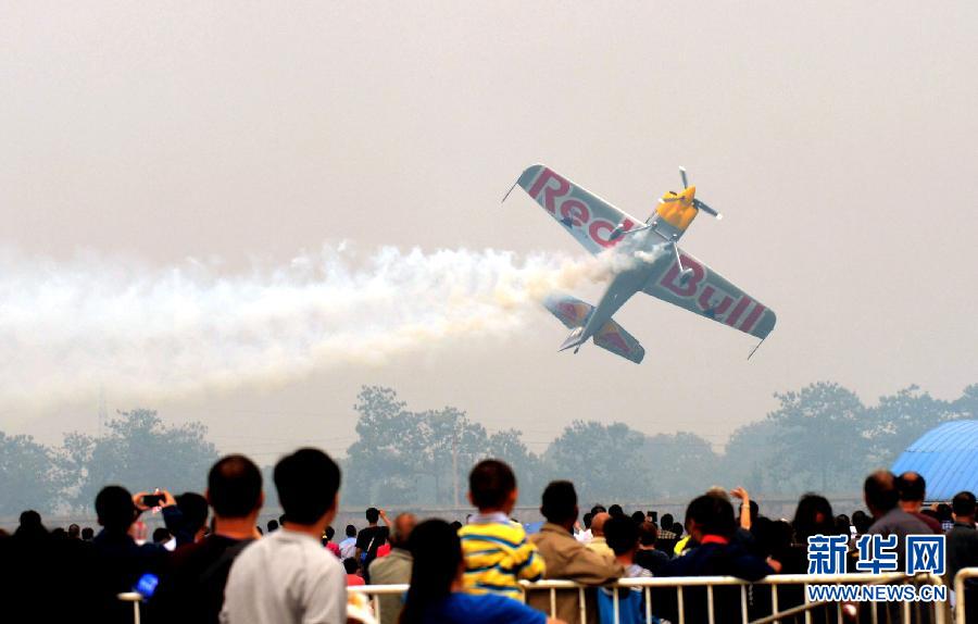 　9月13日，特技隊(duì)員在進(jìn)行空中飛行表演。