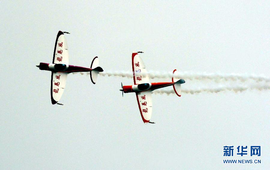 9月13日，特技隊(duì)員在進(jìn)行空中飛行表演。