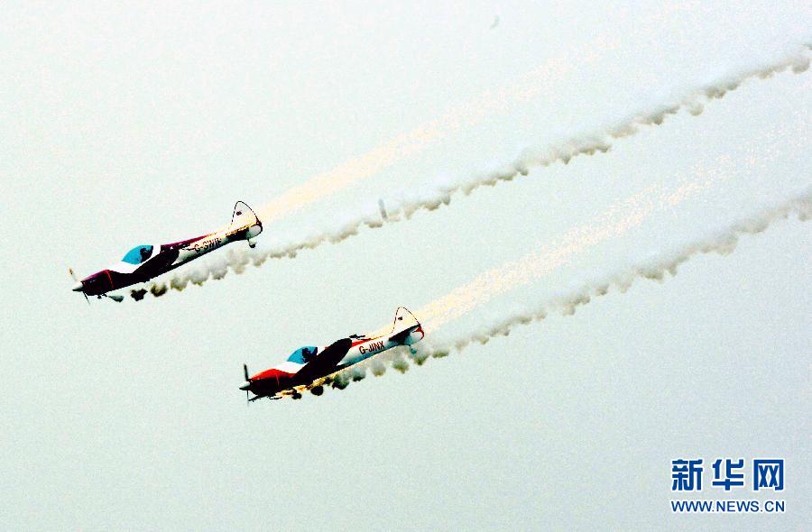 9月13日，特技隊(duì)員在進(jìn)行空中飛行表演。