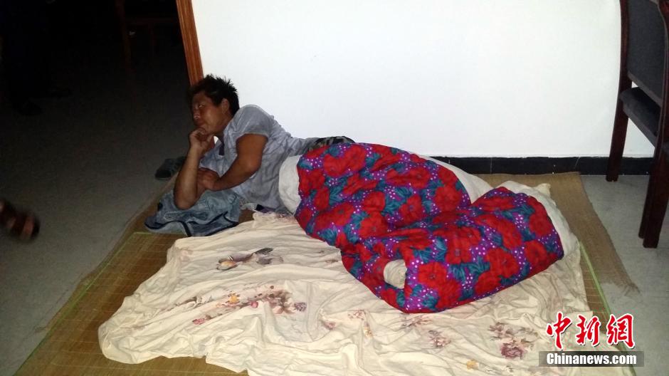 9月22日晚，在象山高塘島鄉(xiāng)的烏巖頭村的農(nóng)民安置點里，70多名外來務(wù)工人員正在休息。