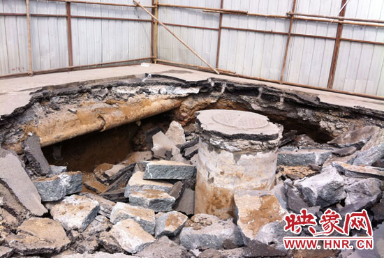 此次路面塌陷的直徑約為3米，深度有2米左右，坑內(nèi)布滿了碎石，路面下方20厘米左右。
