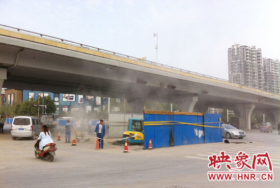 施工單位對塌陷處進(jìn)行路面切割，造成路面塵土飛揚(yáng)。