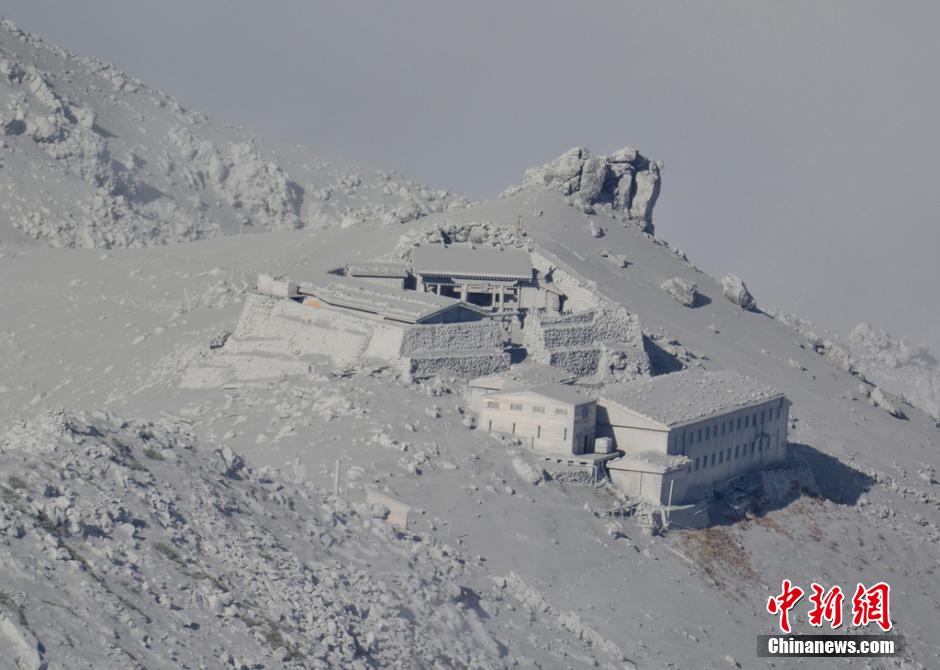 當(dāng)?shù)貢r間2014年9月27日，日本中部御岳山發(fā)生噴發(fā)，或已造成數(shù)人受傷。