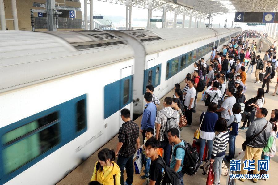 10月6日，在安徽銅陵火車站，大批旅客在站臺上等候乘車。