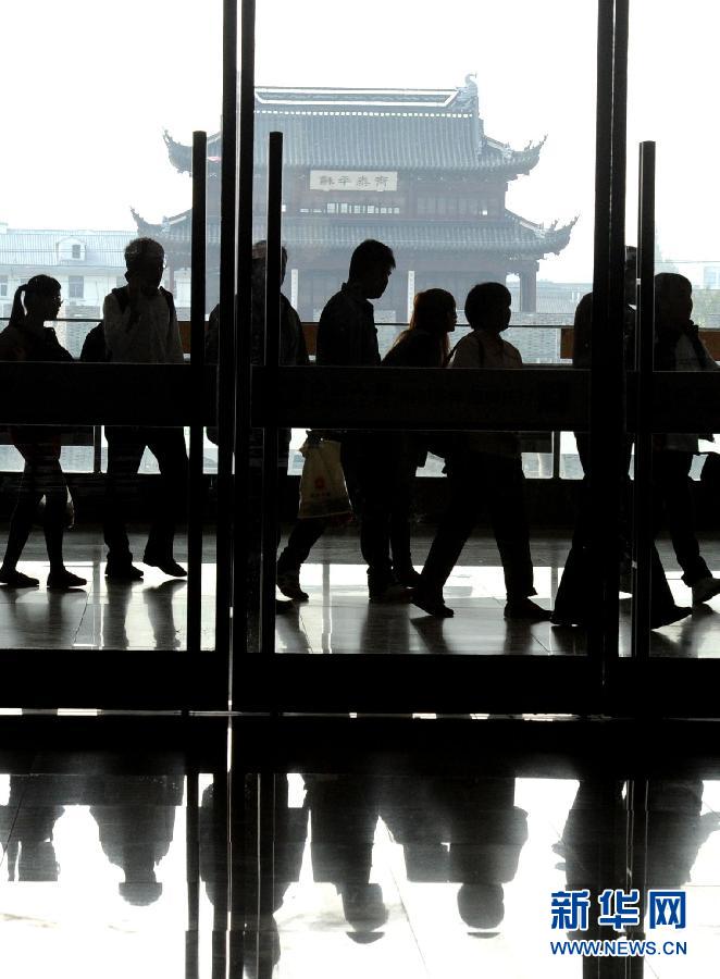 10月6日，旅客排隊進入蘇州火車站二樓候車大廳。