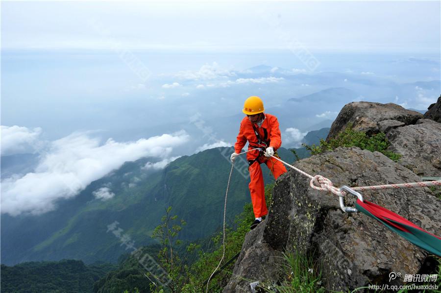 10月5日，峨眉山景區(qū)清潔工彭文才下到巖壁清理游客丟棄的垃圾。