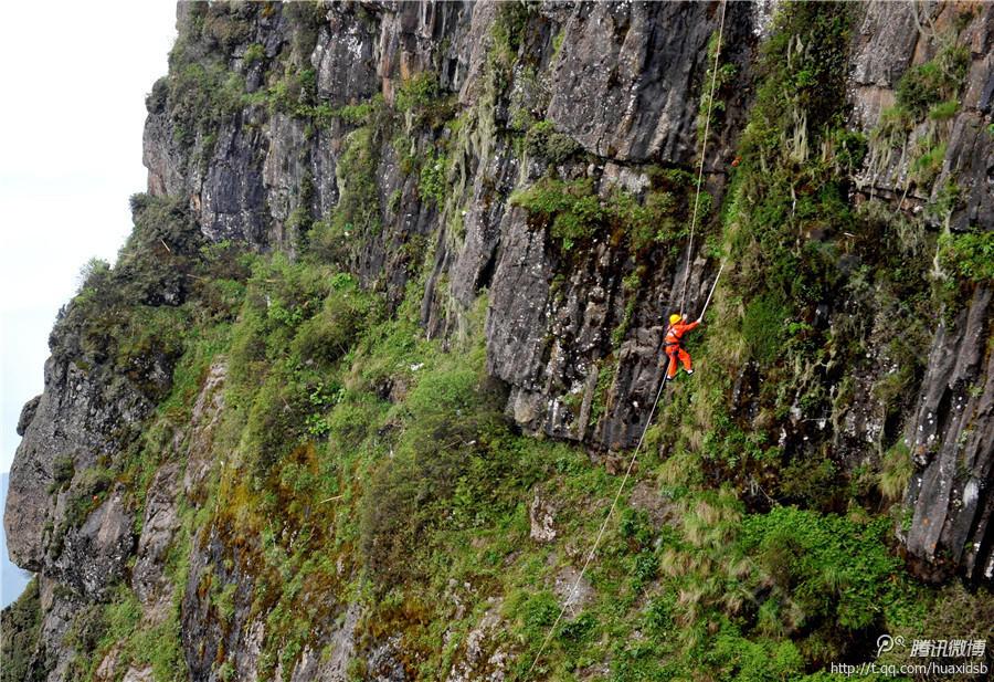 在峨眉山金頂，彭文才是護(hù)欄以外和懸崖區(qū)域唯一的清潔工。