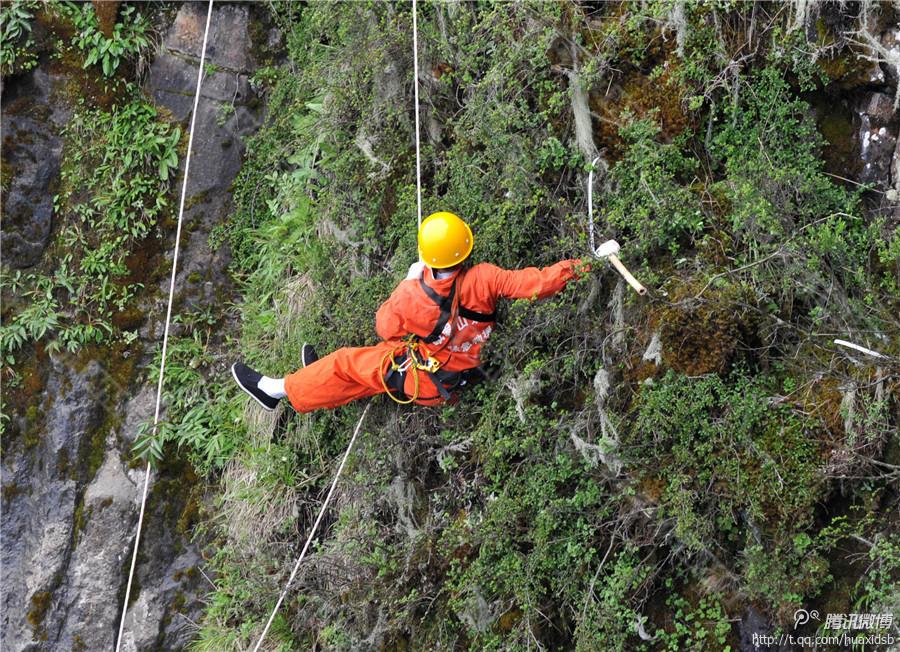 記者了解到，彭文才下到崖壁最深的地方有200多米，往返作業(yè)一次一般都在3小時(shí)左右，每年下崖80多次