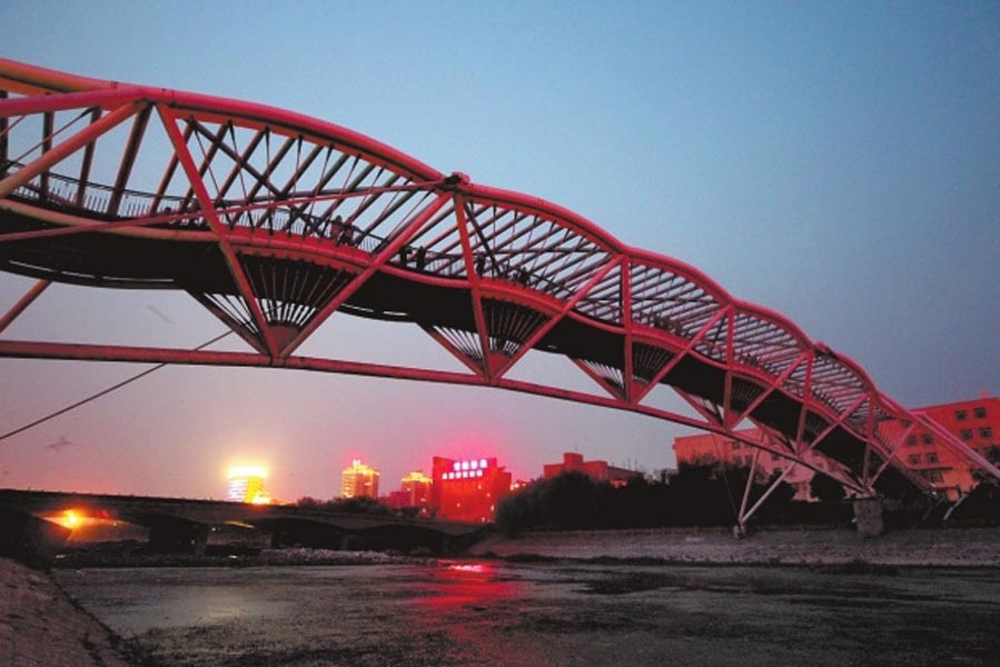 此前三座橋黑燈瞎火，許多人為此不敢從此過。