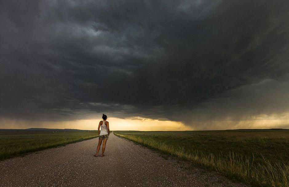 夫婦追逐風(fēng)暴 丈夫?yàn)槠拮优摹帮L(fēng)暴寫真”