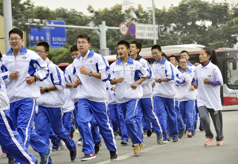 10月14日，成都七中萬達(dá)學(xué)校實行三年跑六百公里才能畢業(yè)，現(xiàn)場學(xué)生開始長跑。