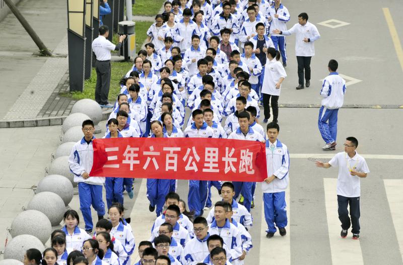 10月14日，成都七中萬達(dá)學(xué)校實行三年跑六百公里才能畢業(yè)，現(xiàn)場學(xué)生開始長跑。