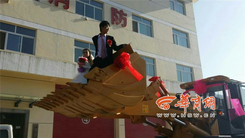 陜西小伙開8臺裝載機接新娘。