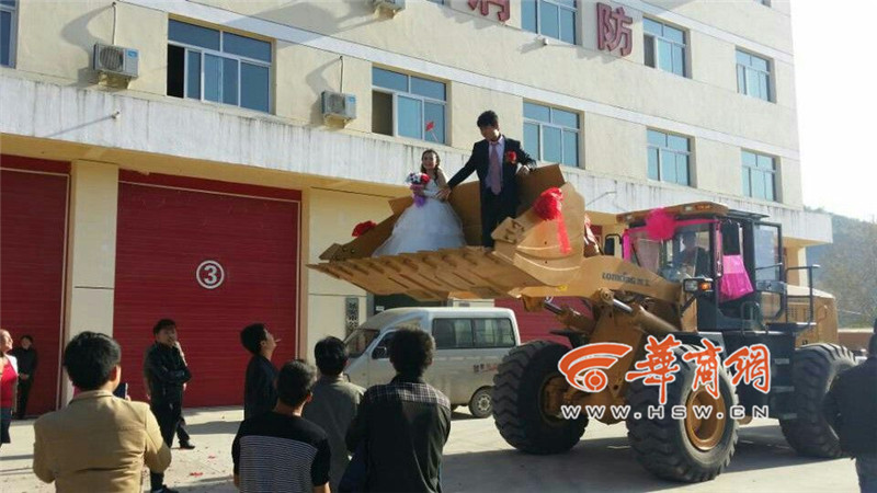 陜西小伙開8臺裝載機接新娘。