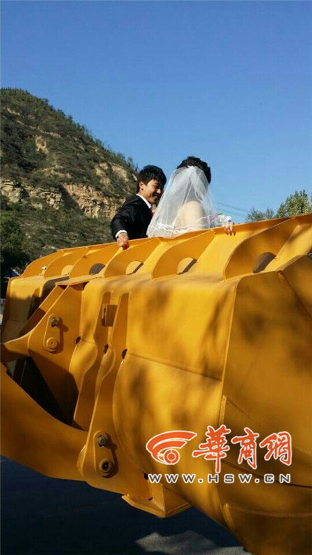 陜西小伙開8臺裝載機接新娘。