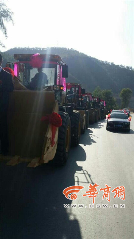 陜西小伙開8臺裝載機接新娘。