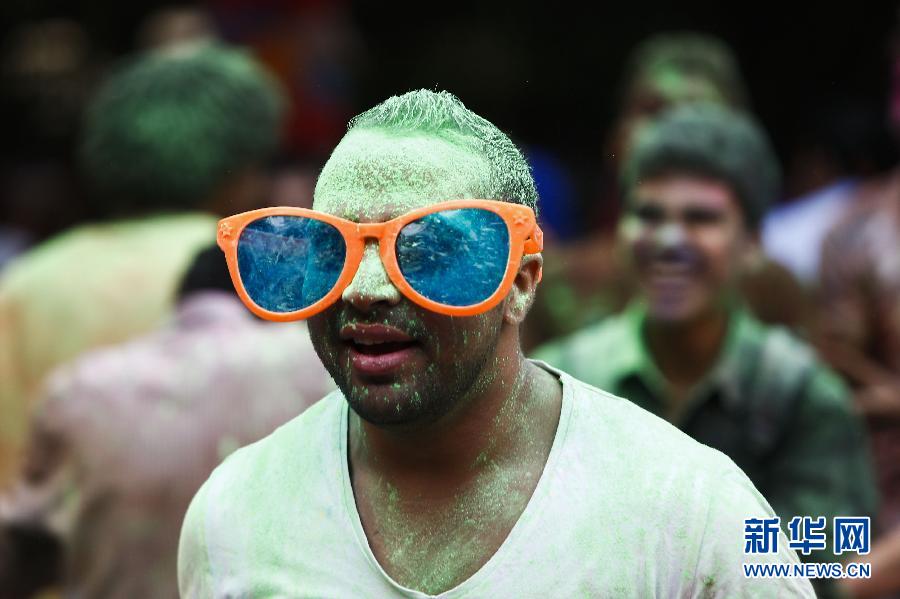 10月16日，在埃及首都開羅，一名男青年在“彩色跑”活動(dòng)中奔跑。