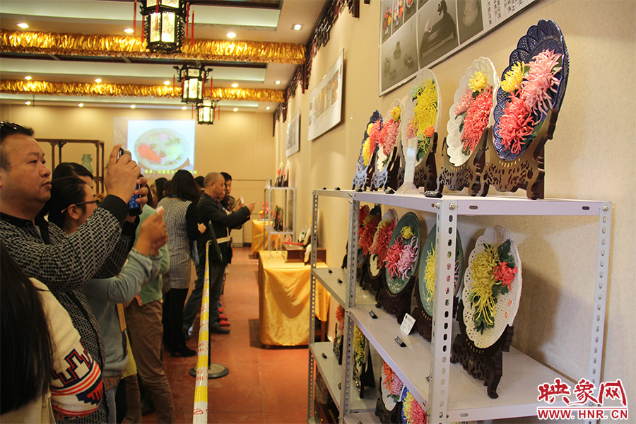 菊花官瓷吸引大家關(guān)注。