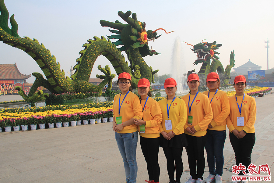 菊花文化節(jié)的志愿者們。