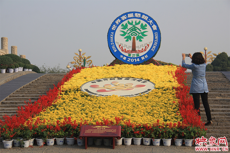 游客在拍照。