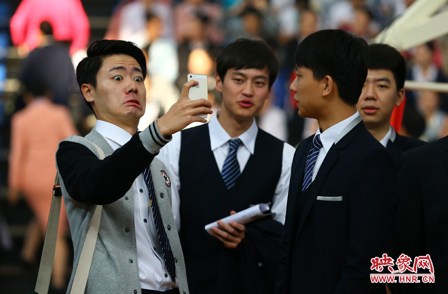 南航在鄭招百名空姐空少 全國千余帥哥美女應試
