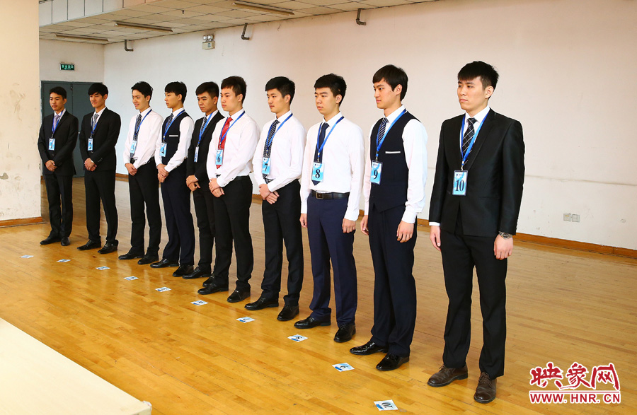 南航在鄭招百名空姐空少 全國千余帥哥美女應試