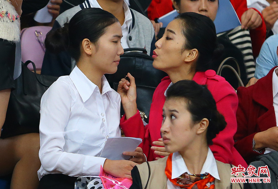 南航在鄭招百名空姐空少 全國千余帥哥美女應試