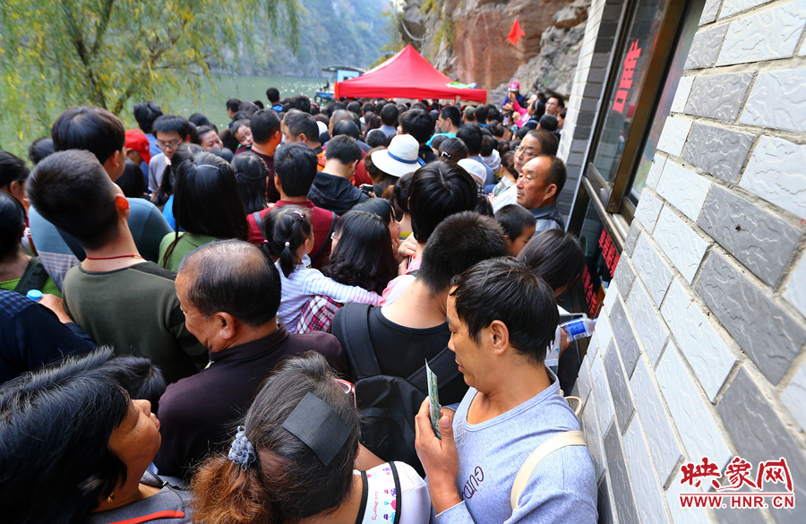 游船售票處前，游客被擠得無法轉(zhuǎn)身