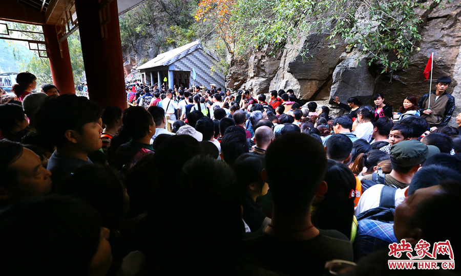 不到百米的碼頭上，等待上船的幾百名游客擁擠在一起