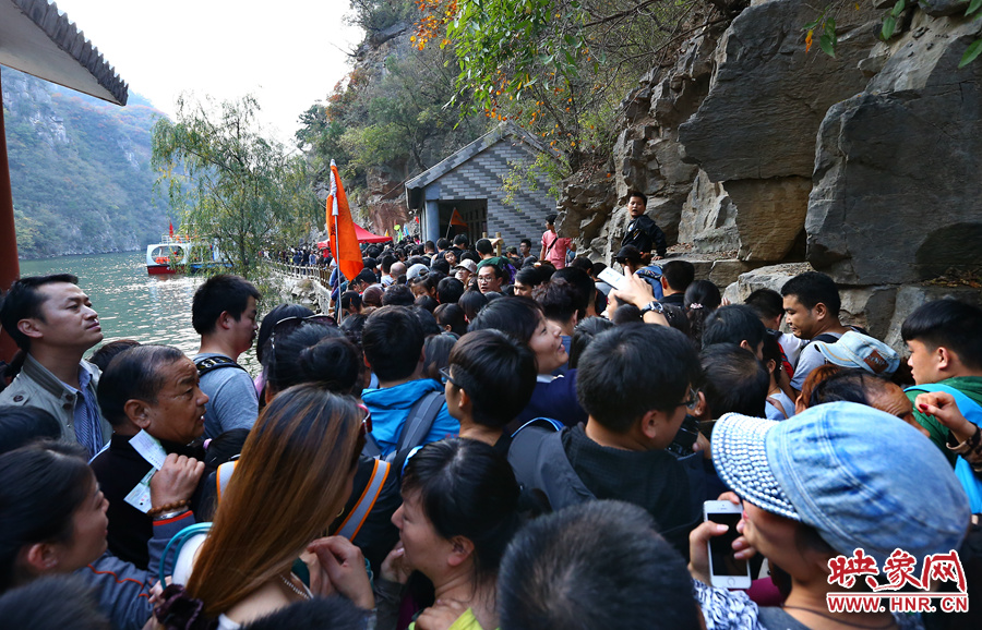 由于景區(qū)沒有良好的疏導(dǎo)和管理，讓游玩的游客被混亂的狀態(tài)破壞了好心情