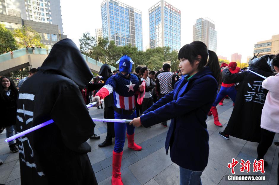 “復(fù)仇者聯(lián)盟”與人類共戰(zhàn)“異形”霧霾軍團(tuán)