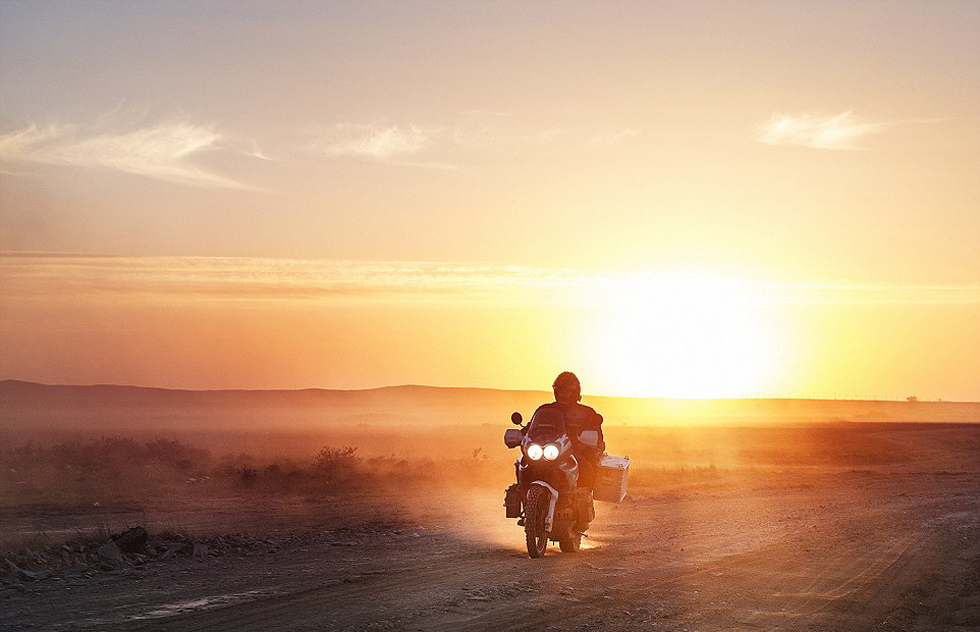 彼得·格里明科在哈薩克斯坦公路上騎行。（網(wǎng)頁(yè)截圖）