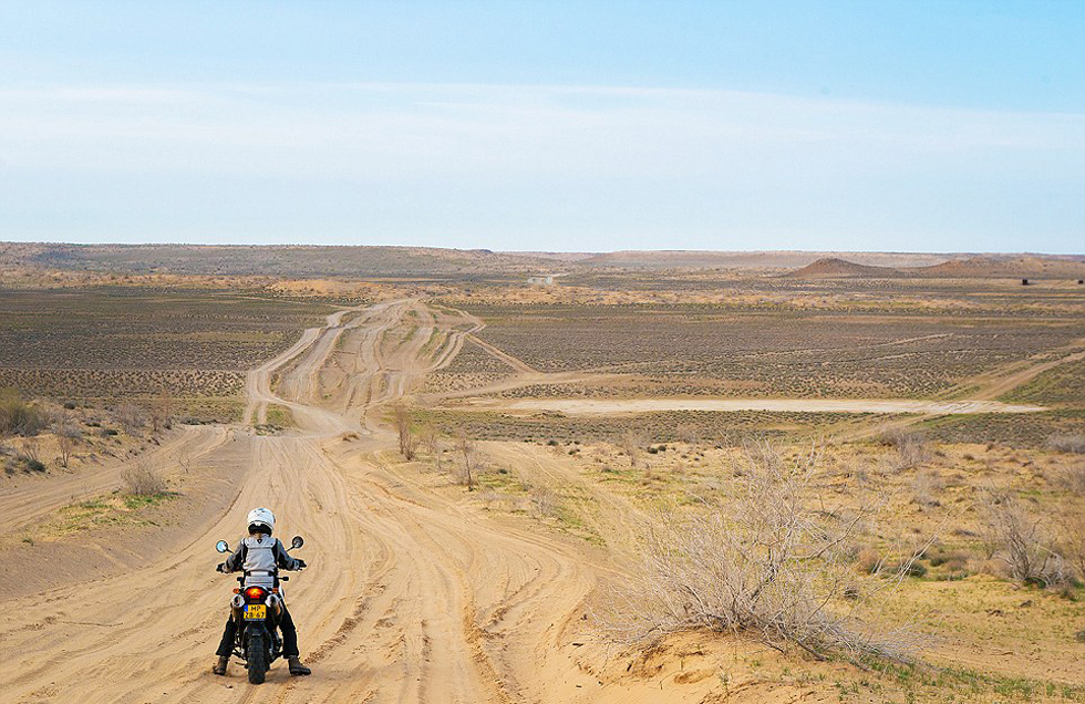 在3個(gè)月中，夫婦倆從阿姆斯特丹到達(dá)蒙古，途中經(jīng)過(guò)16個(gè)國(guó)家。