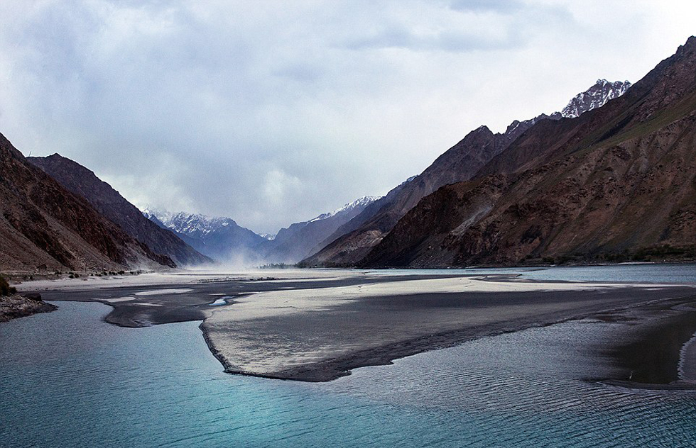 夫婦倆穿越東歐到達(dá)亞洲，沿途拍攝到許多美景。