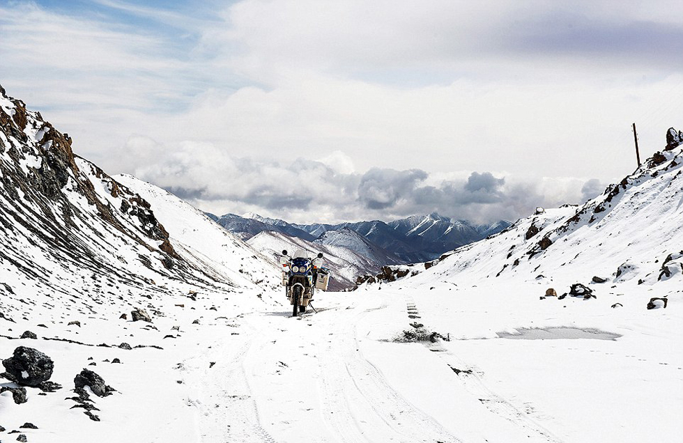 圖為塔吉克斯坦4600米高的山峰上。（網(wǎng)頁(yè)截圖）