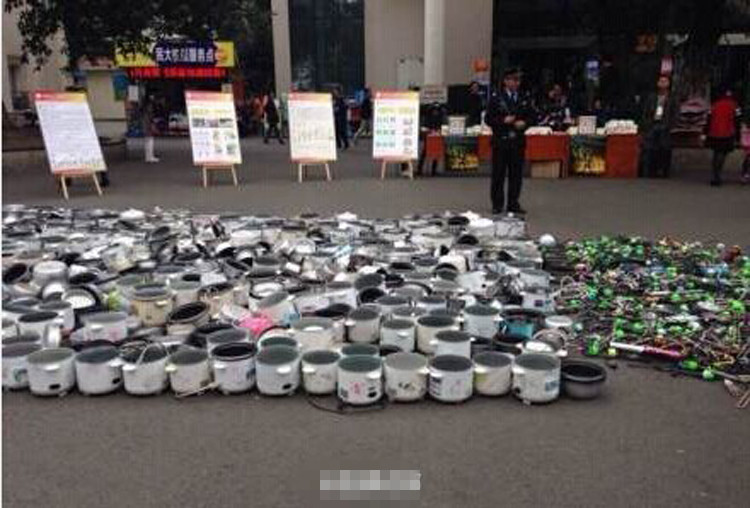 西南民族大學查寢的戰(zhàn)利品:電飯煲和熱得快 西南民族大學查寢的戰(zhàn)利品:電飯煲和熱得快